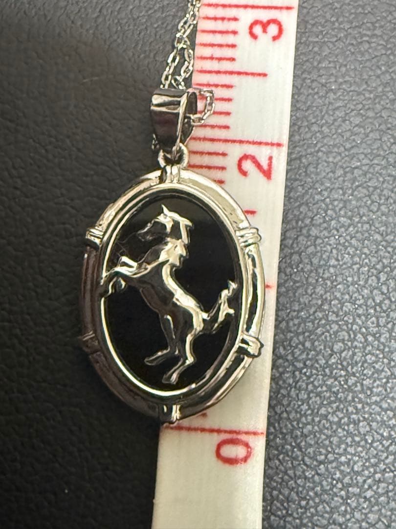 セ-ル❣️今年の干支‼️PTウマモチーフオニキス入りペンダントトップ