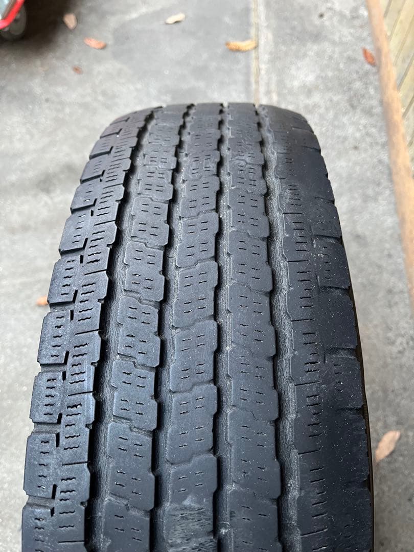 ハイエース　スタッドレスタイヤ4本セット 195/80R15