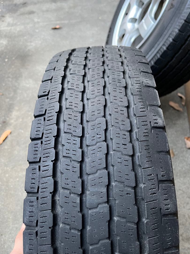 ハイエース　スタッドレスタイヤ4本セット 195/80R15