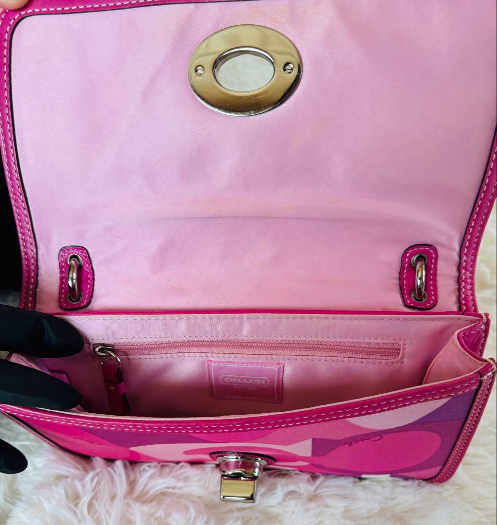 COACH グラフィックハンドバッグ チャーム付き