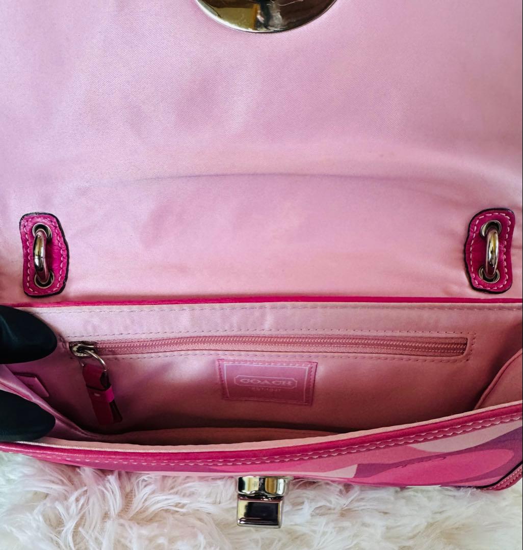 COACH グラフィックハンドバッグ チャーム付き