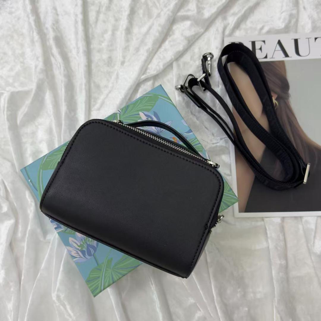 チョコ様 ブラックレザーのメッセンジャーバッグ