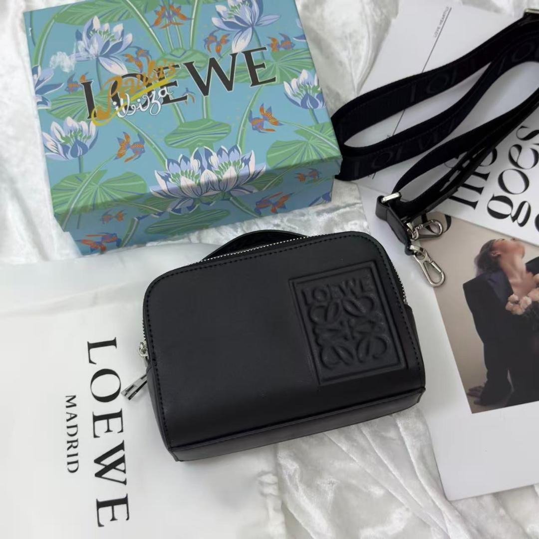 チョコ様 ブラックレザーのメッセンジャーバッグ