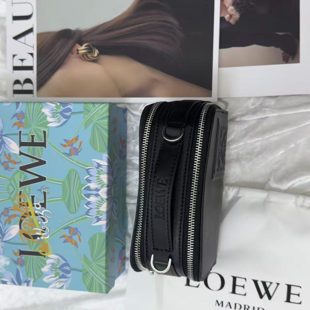 チョコ様 ブラックレザーのメッセンジャーバッグ