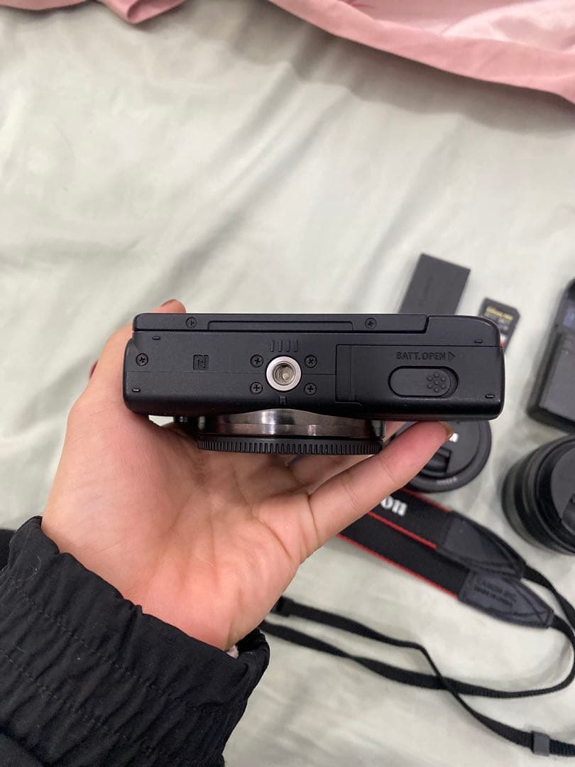 ビデオカメラ CANON EOS M100