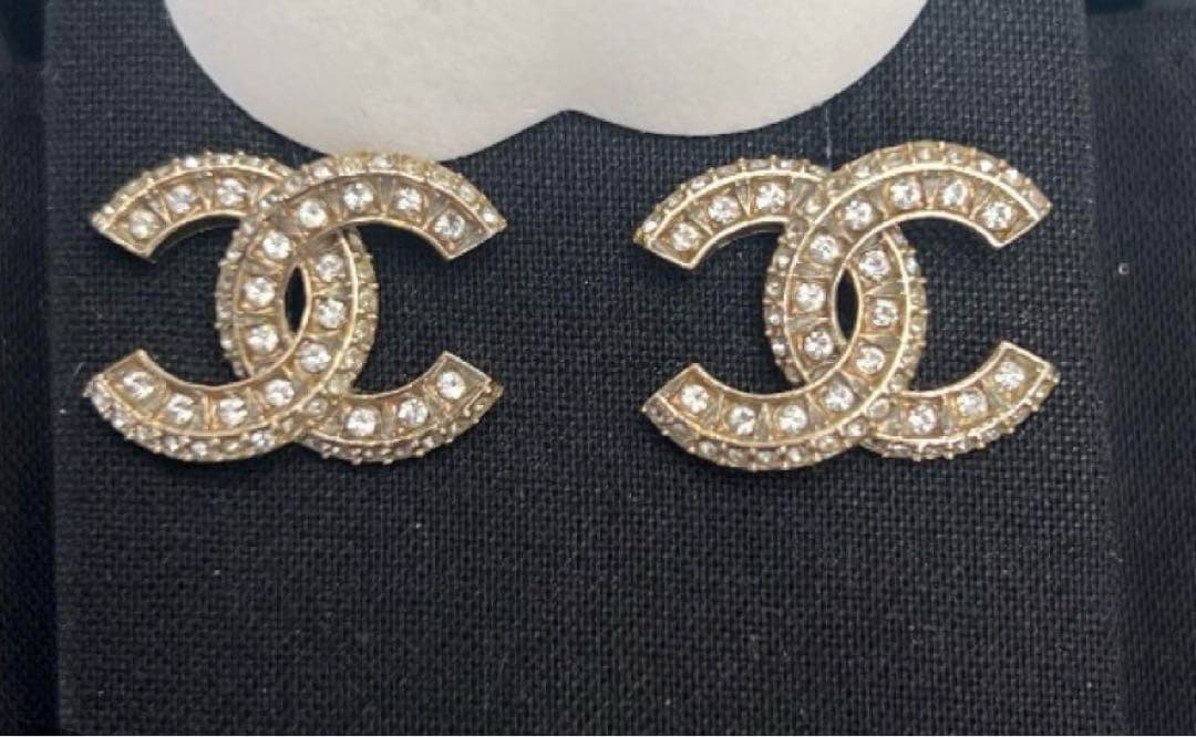 CHANEL ロゴピアス　片耳のみ