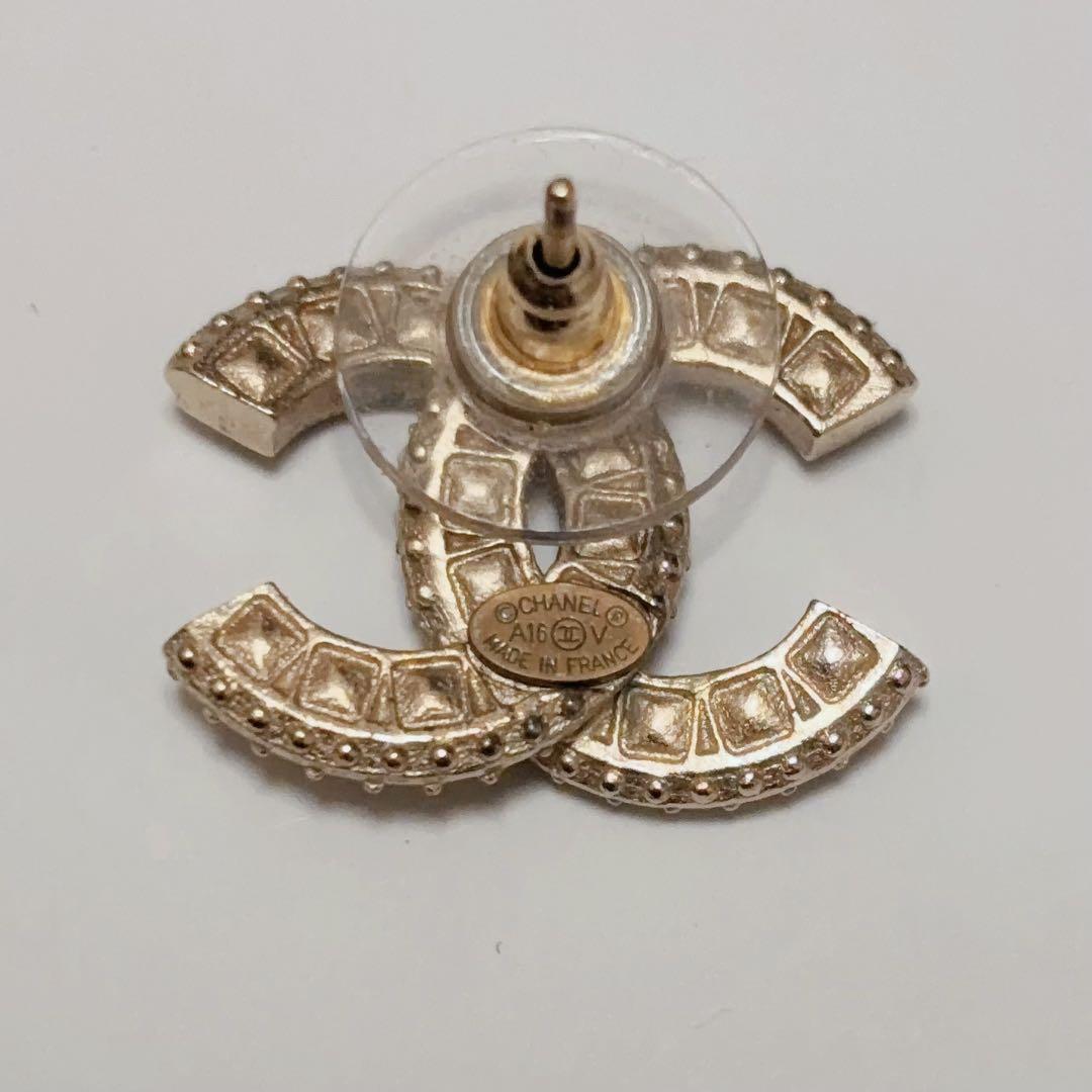 CHANEL ロゴピアス　片耳のみ