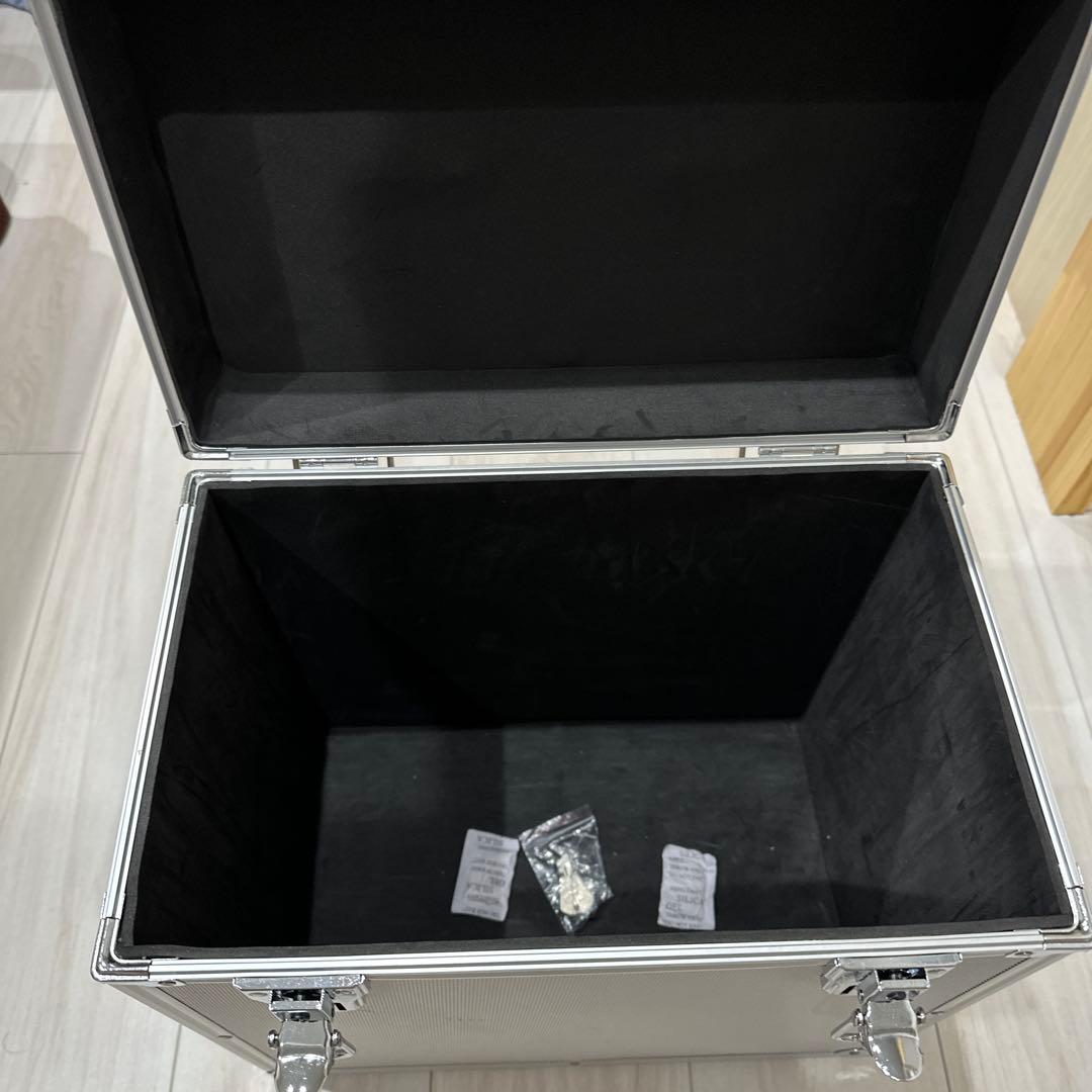 シルバーアルミニウムケース 鍵付き　レコードケース