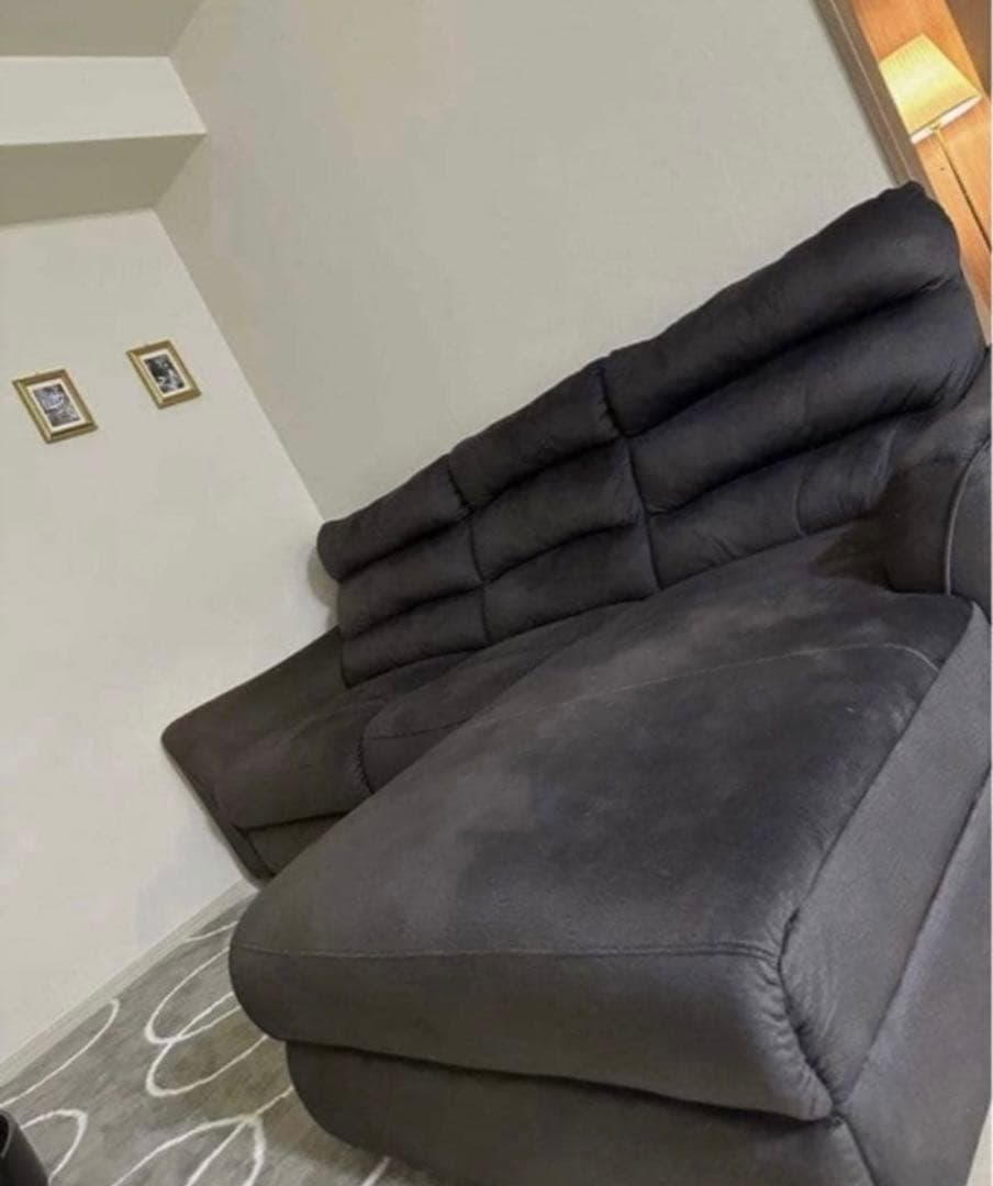 高級感あるおしゃれなテーブル付き　自動足置き　大きめソファー