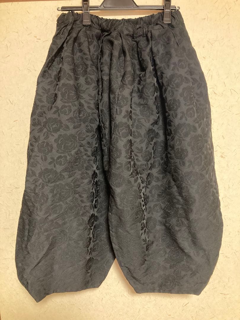 黒 花柄 パンツ　コムコム　値下げ中