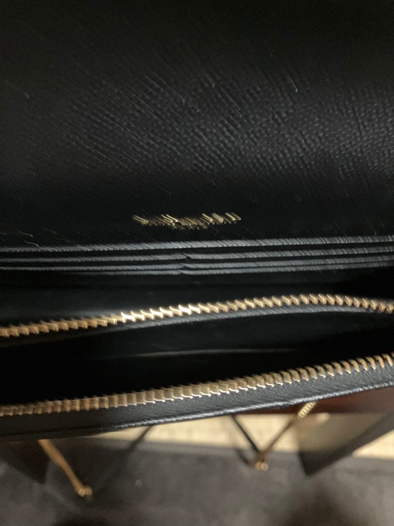 未使用イヴサンローラン チェーンウォレット長財布キャビアスキンゴールドロゴ金具黒