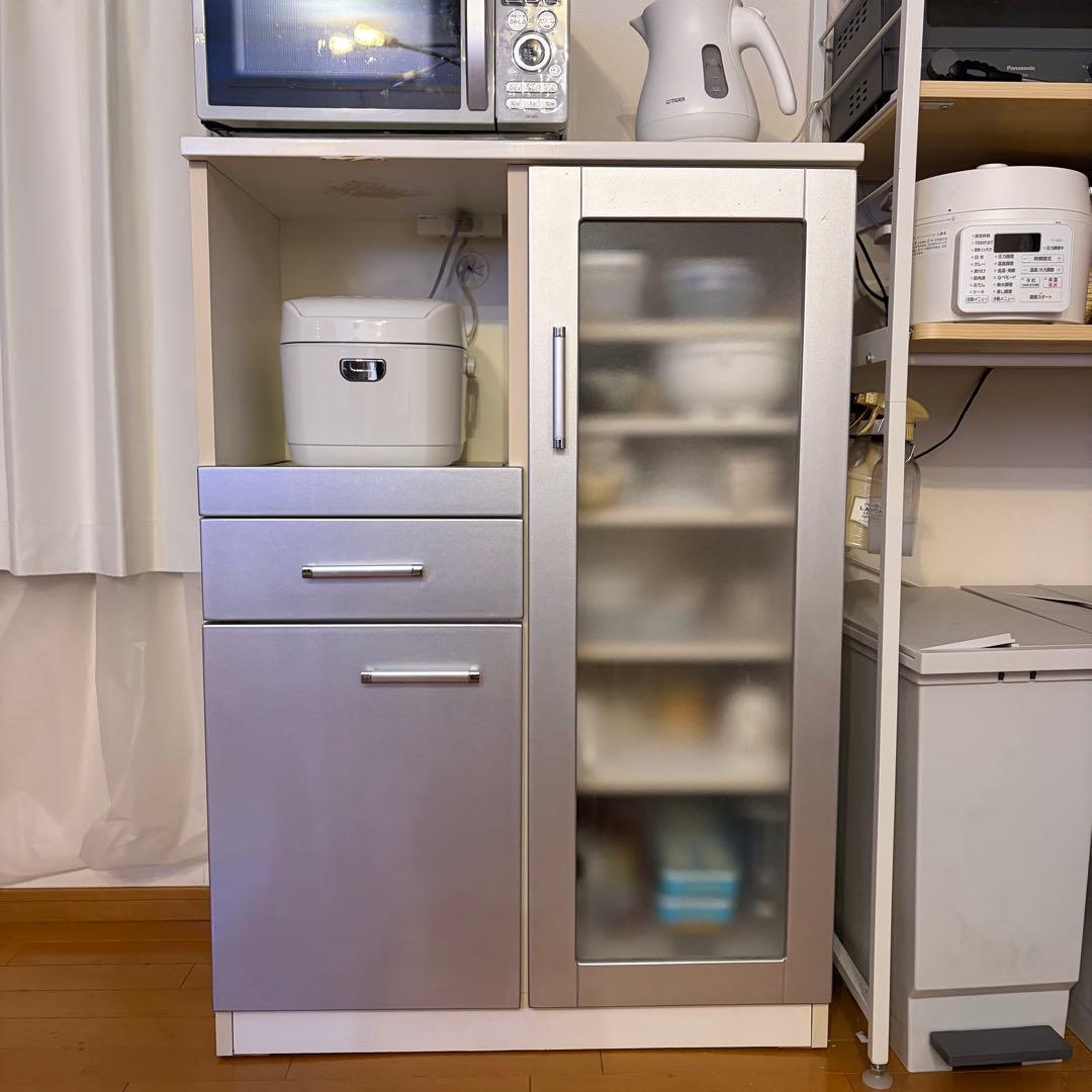 シルバー食器棚・キッチンカウンター