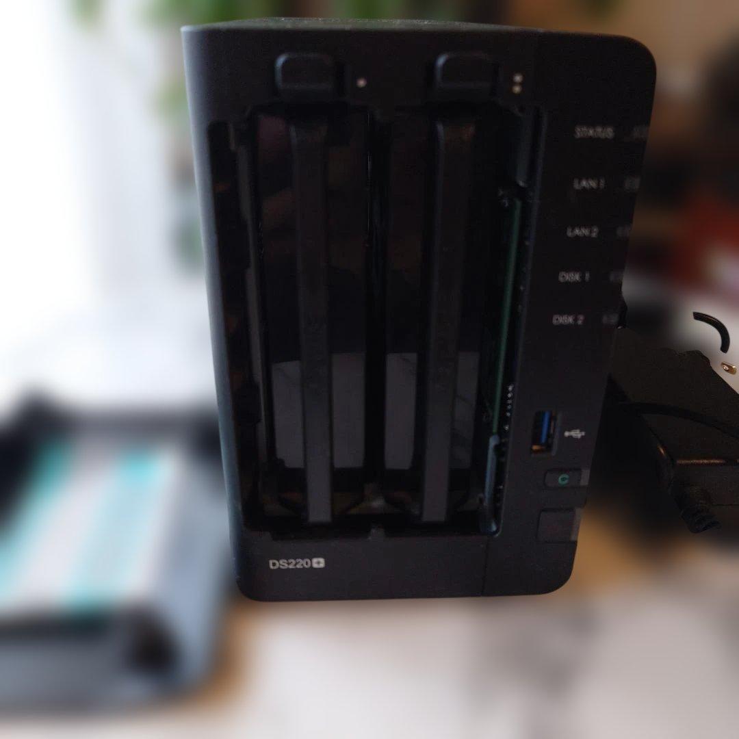 Synology DS220+ 　メモリー4GB増設済　 NAS 2ベイ
