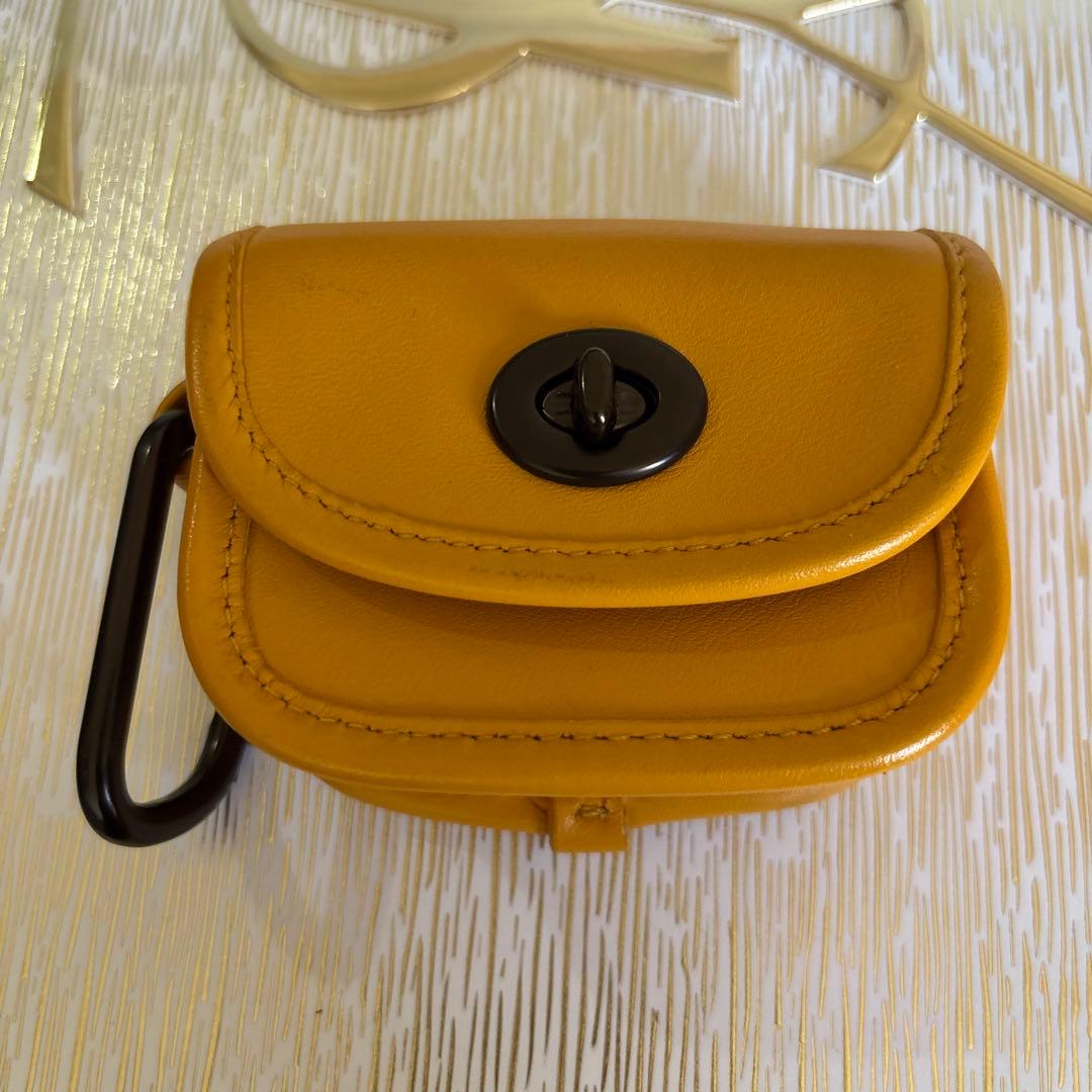 COACH Airpodsケース ヘリテージターンロック カラビナ付き