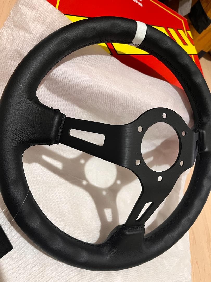 momo ステアリング 13インチ 黒色 白色