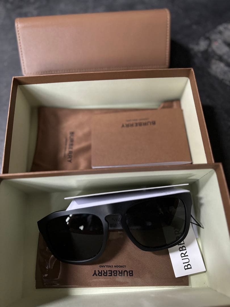 【新品正規店購入】バーバリーBURBERRY サングラス BE4396Uスクエア
