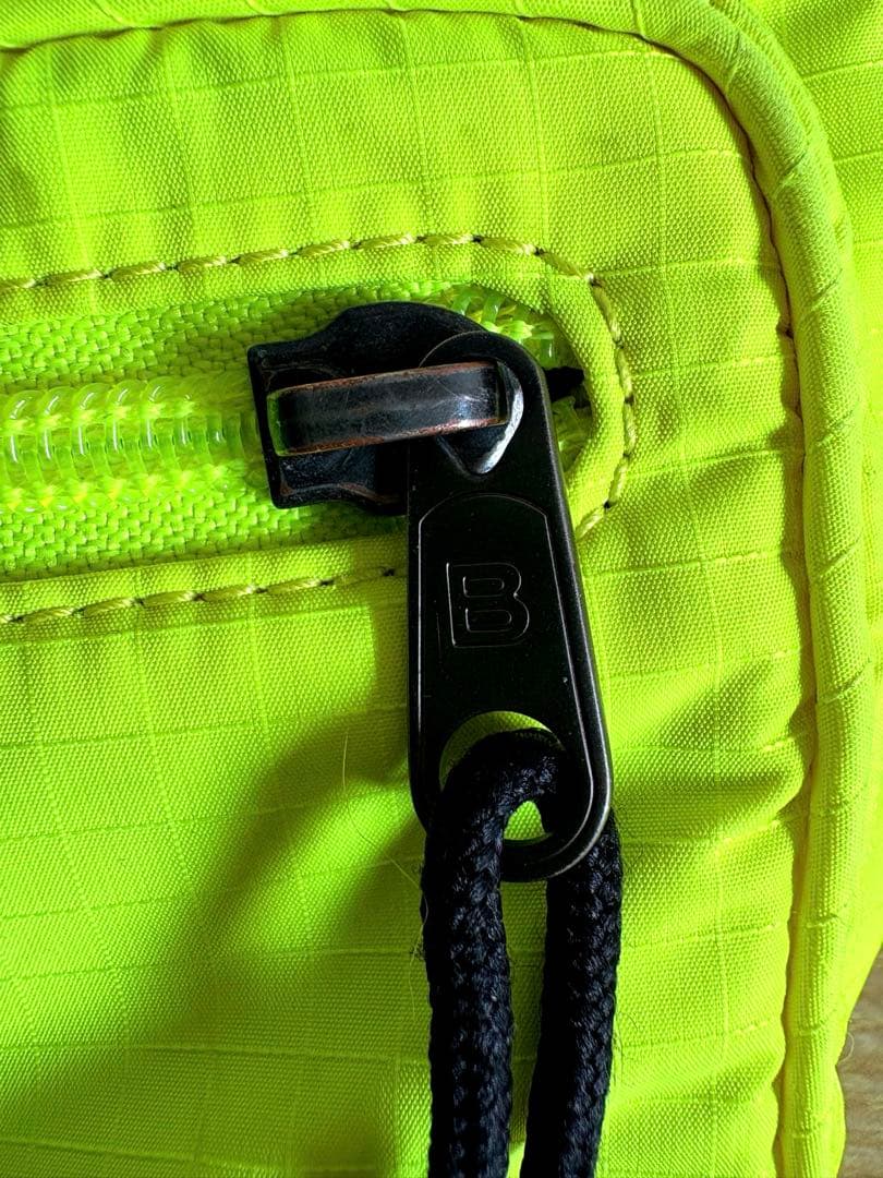 BALENCIAGA ネオンイエロー ボディバッグ