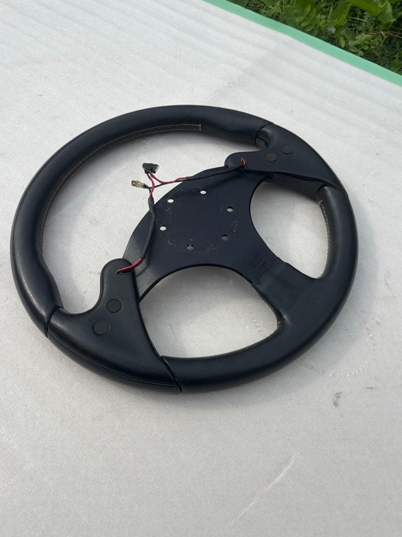 momo ステアリング　Ｆ１タイプ　ホーンボタン2個タイプ