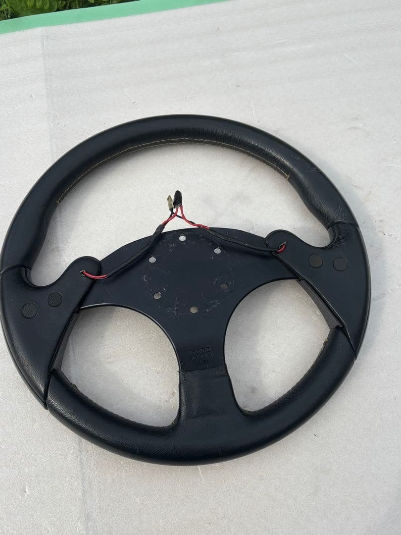 momo ステアリング　Ｆ１タイプ　ホーンボタン2個タイプ
