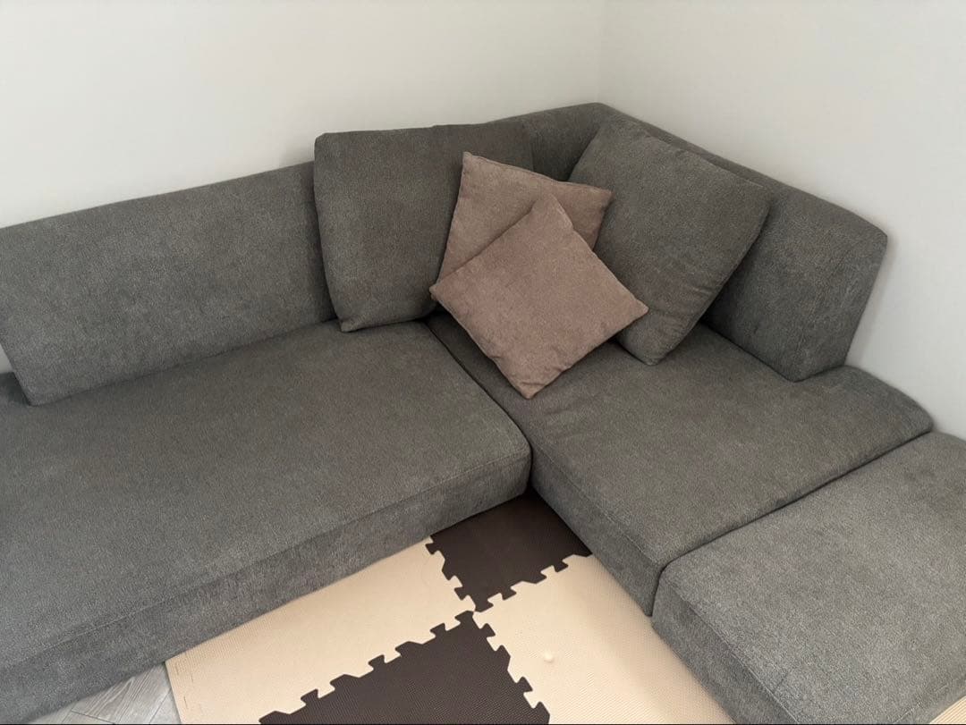 大特価!!グレー L字型ソファ 4個クッション付き