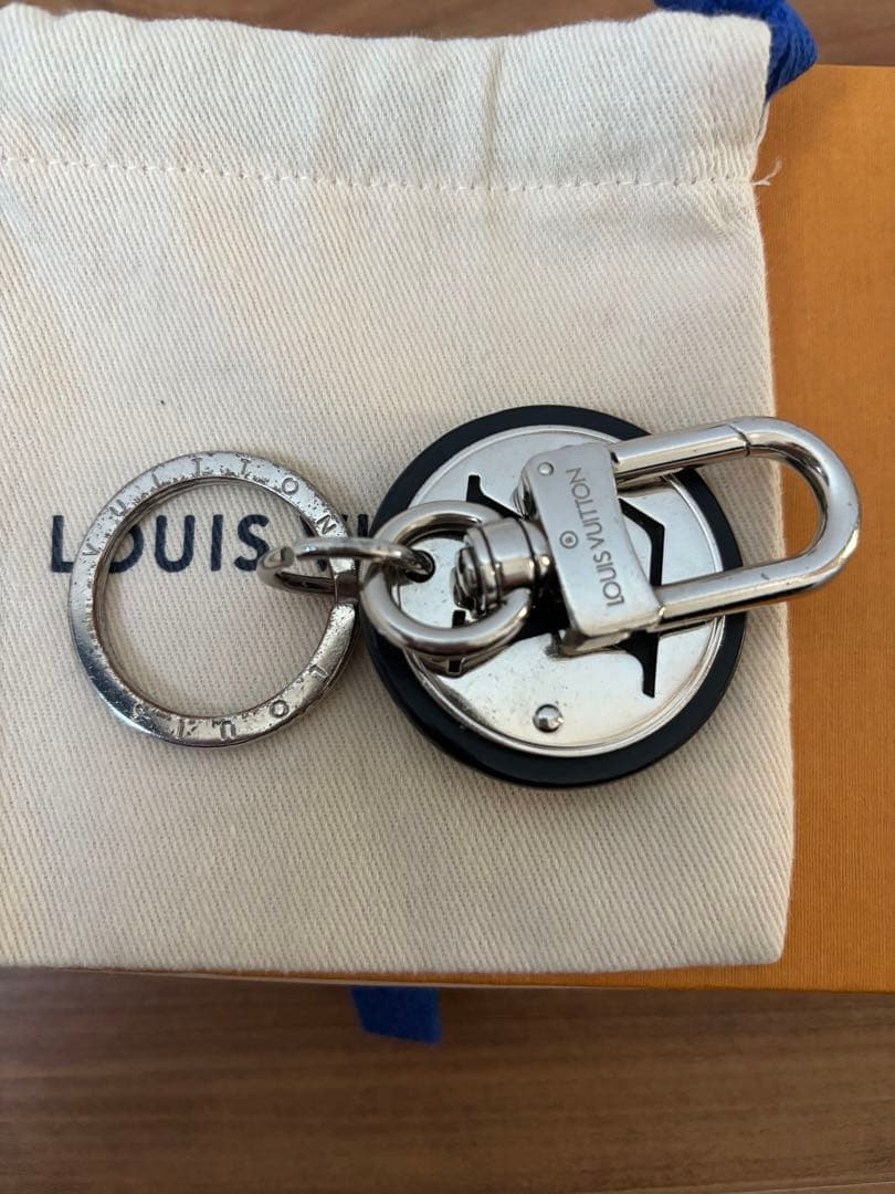 Louis Vuitton LVロゴ キーホルダー