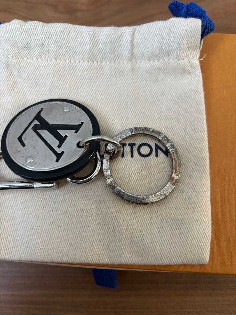 Louis Vuitton LVロゴ キーホルダー