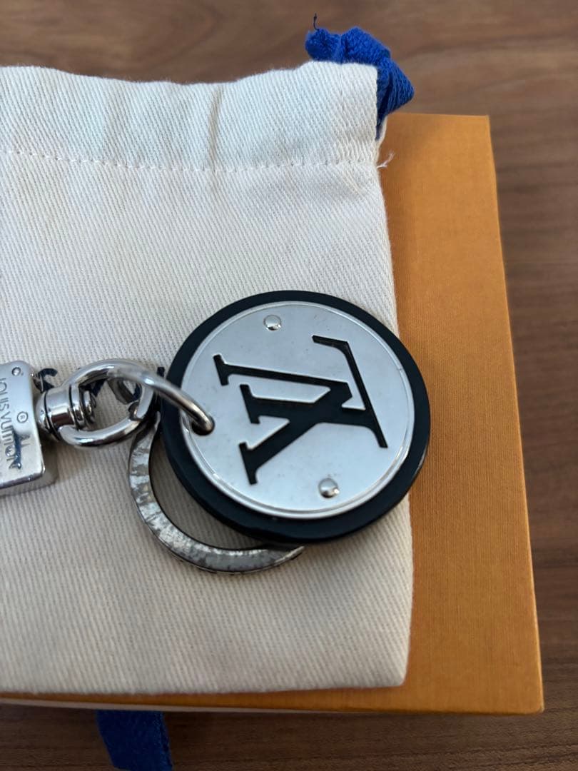 Louis Vuitton LVロゴ キーホルダー