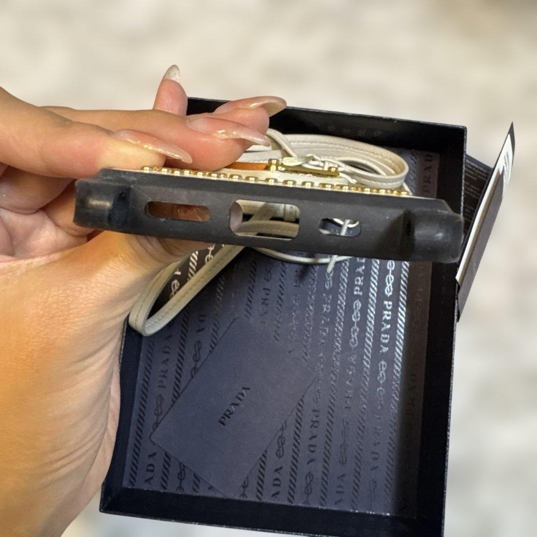 お値下げありPRADA スタッズ付きiPhone16proケース　レシートあり