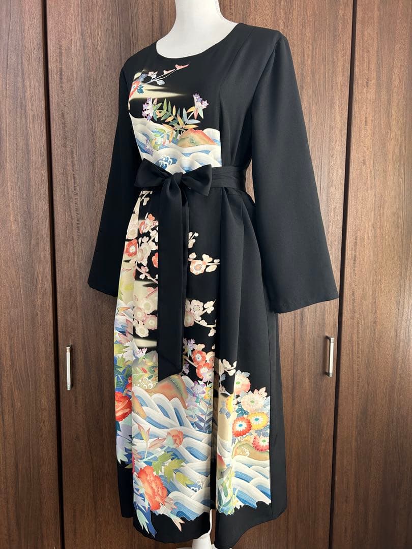 着物リメイク　黒留袖 正絹　ワンピース　花柄模様 ウエストリボン付き
