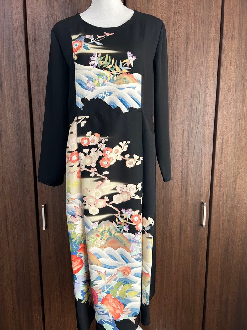 着物リメイク　黒留袖 正絹　ワンピース　花柄模様 ウエストリボン付き