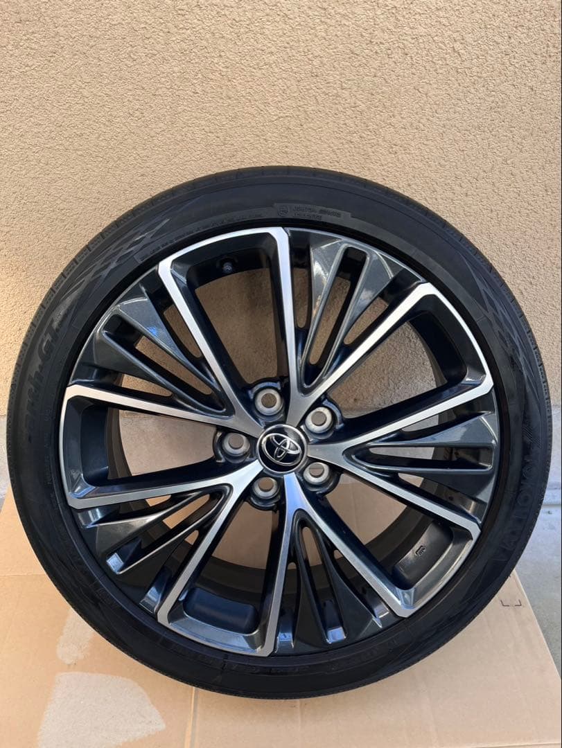 新型プリウス19インチ タイヤホイールセット