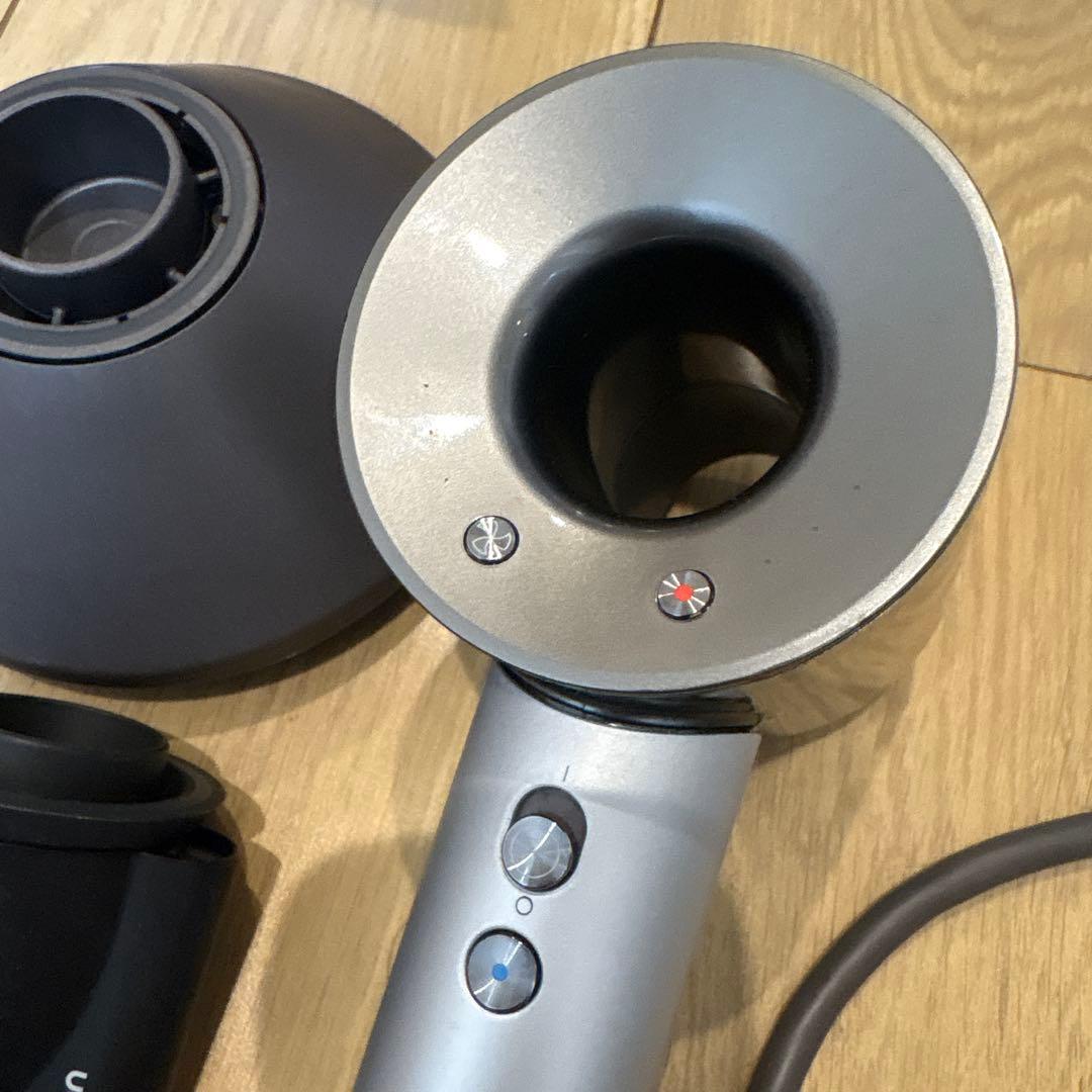 ダイソンドライヤー　グレー