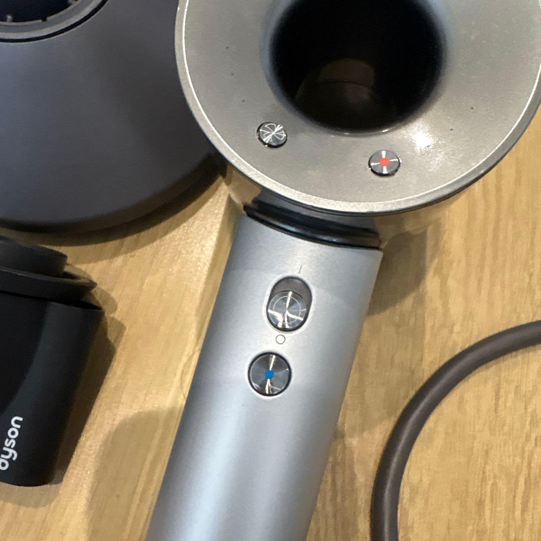 ダイソンドライヤー　グレー