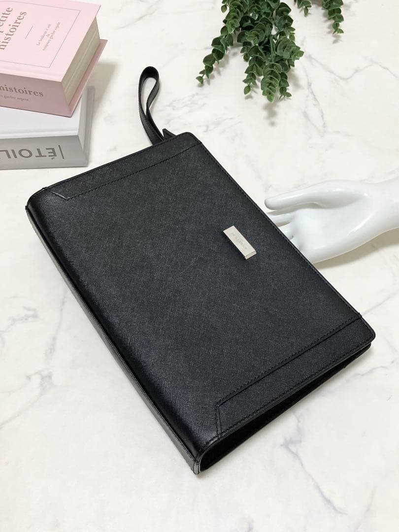 BURBERRY✨バーバリー　クラッチバッグ　レザー