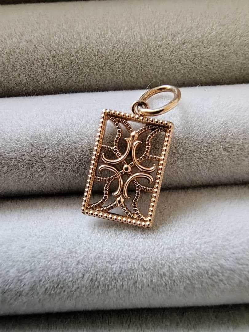 【085】agete K10 透かしチャーム ミル打ち クロス