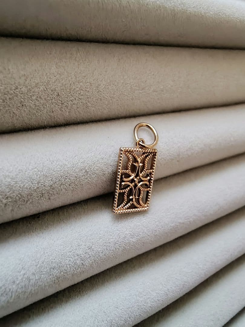 【085】agete K10 透かしチャーム ミル打ち クロス