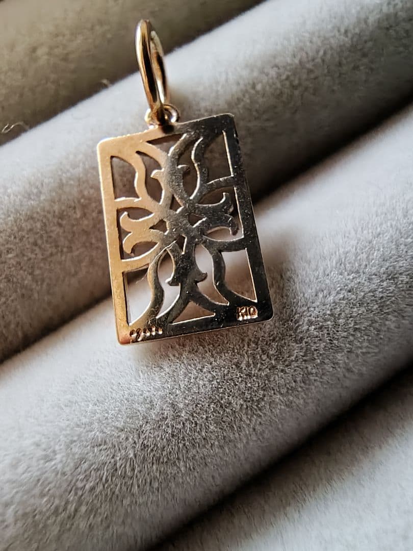 【085】agete K10 透かしチャーム ミル打ち クロス