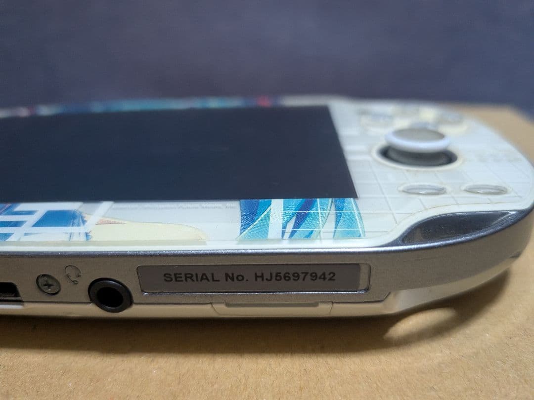 PSV クリスタル・ホワイト初音ミク本体のみ·8GBメモカ·追加セット