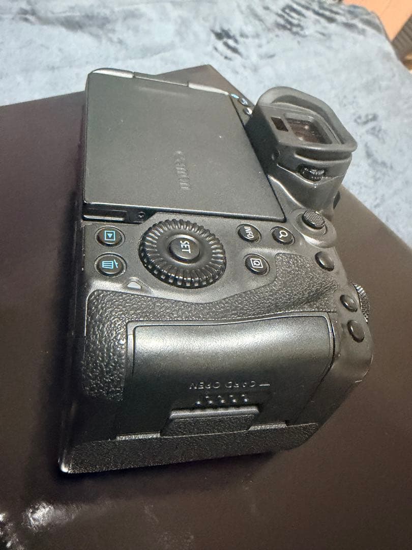 キャノン　CANON EOS R5ボディ