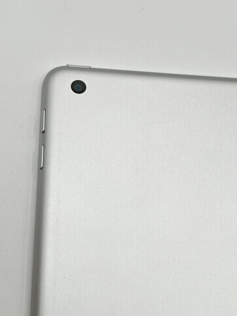 【iPad第6世代128GBwi-fiモデル】iPad本体シルバー