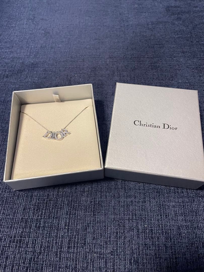 Dior ロゴネックレス シルバー