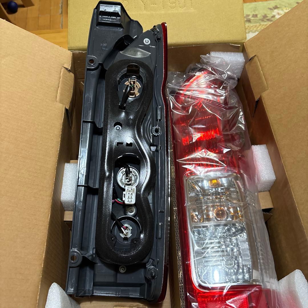 200系ハイエース純正テール新車外し