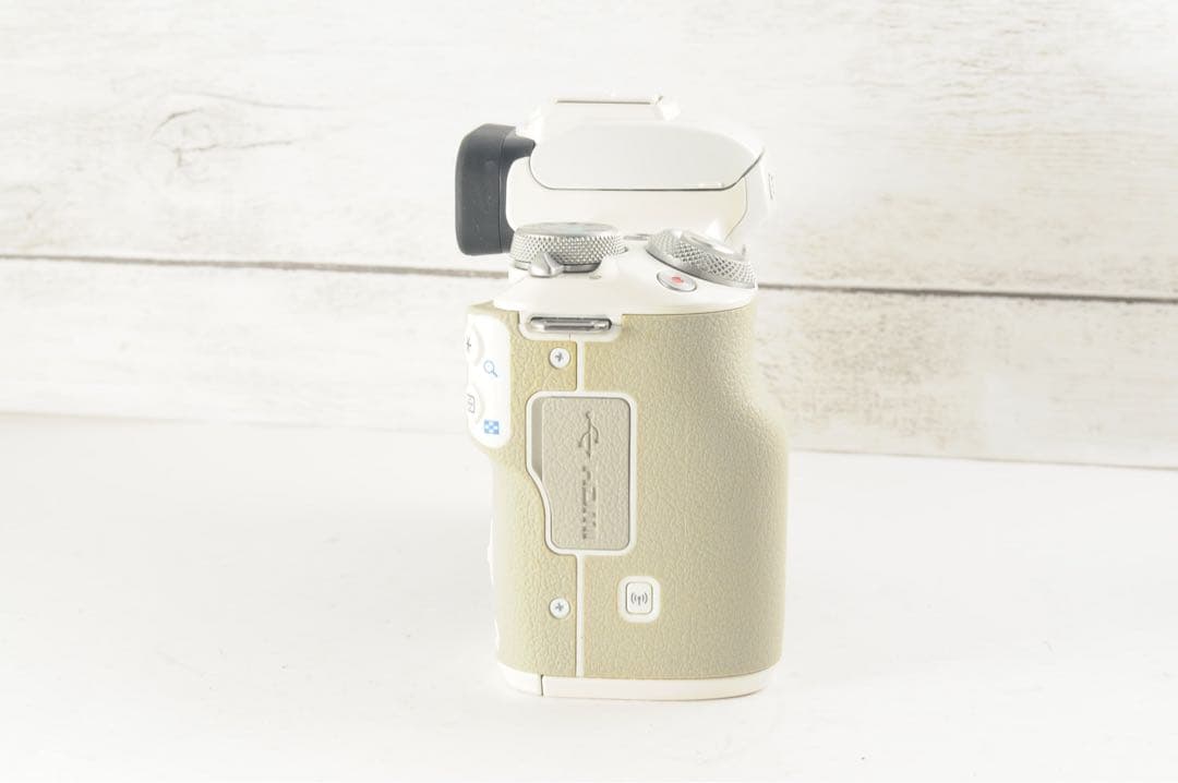 ❤️人気ホワイト❤️Wi-Fi &自撮り❤️Canon kiss M