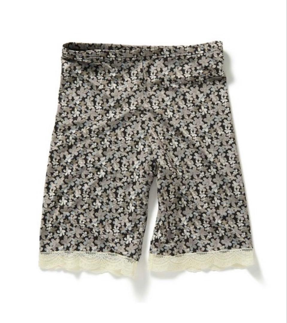 パンツ PERVERZE Lace Trim Shorts