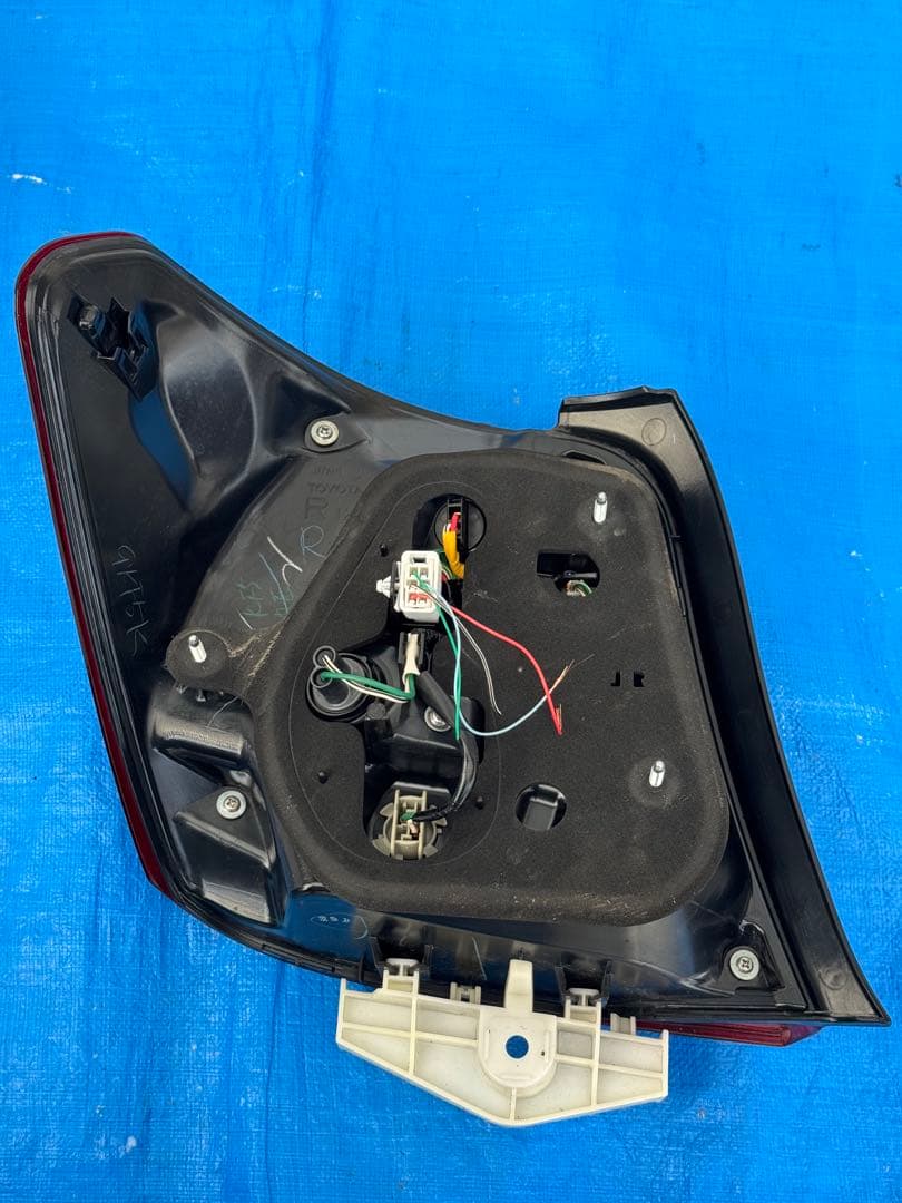 カローラアクシオ NZE161 左テールライト