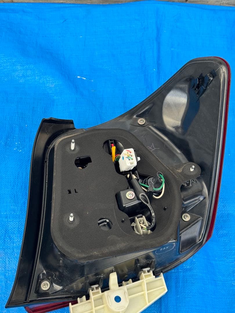 カローラアクシオ NZE161 左テールライト