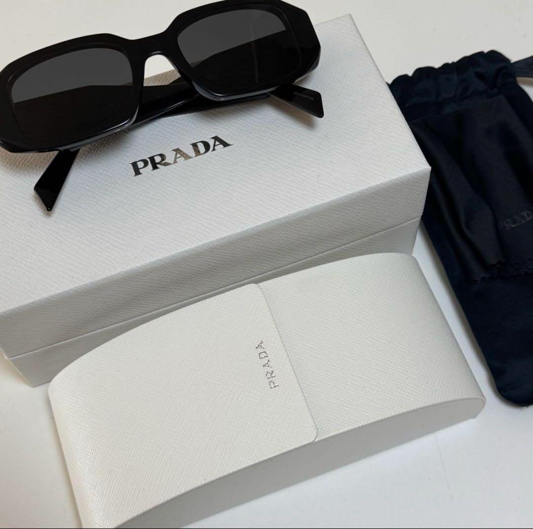 【PRADA】スクエアサングラス シンボル ミラノ ケース付 SPR17W 黒