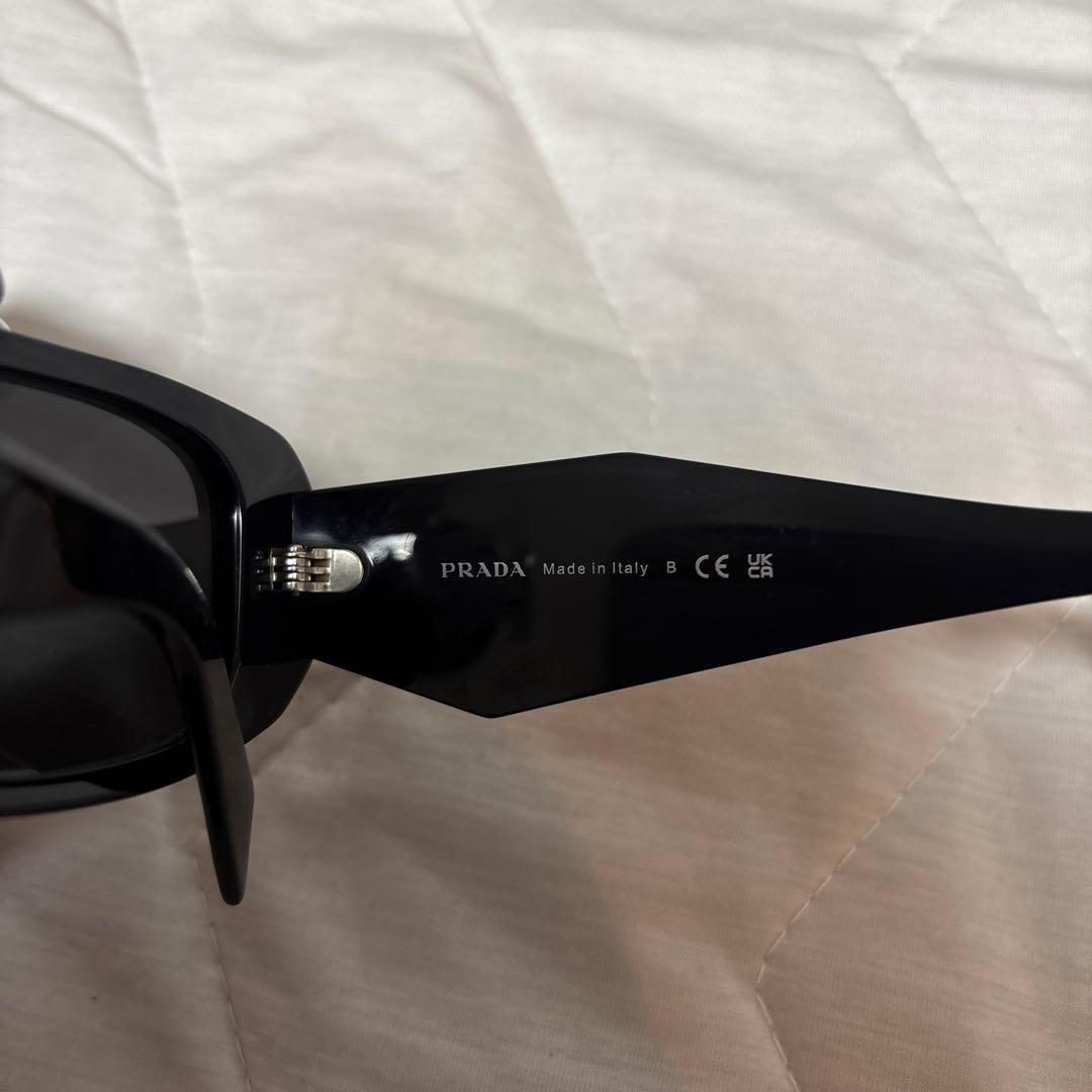 【PRADA】スクエアサングラス シンボル ミラノ ケース付 SPR17W 黒