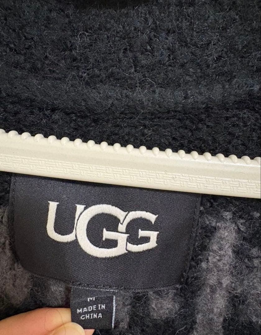 まーちん様UGG アグ カーディガン グラフィック ロゴ ボーダーモノトーン美品