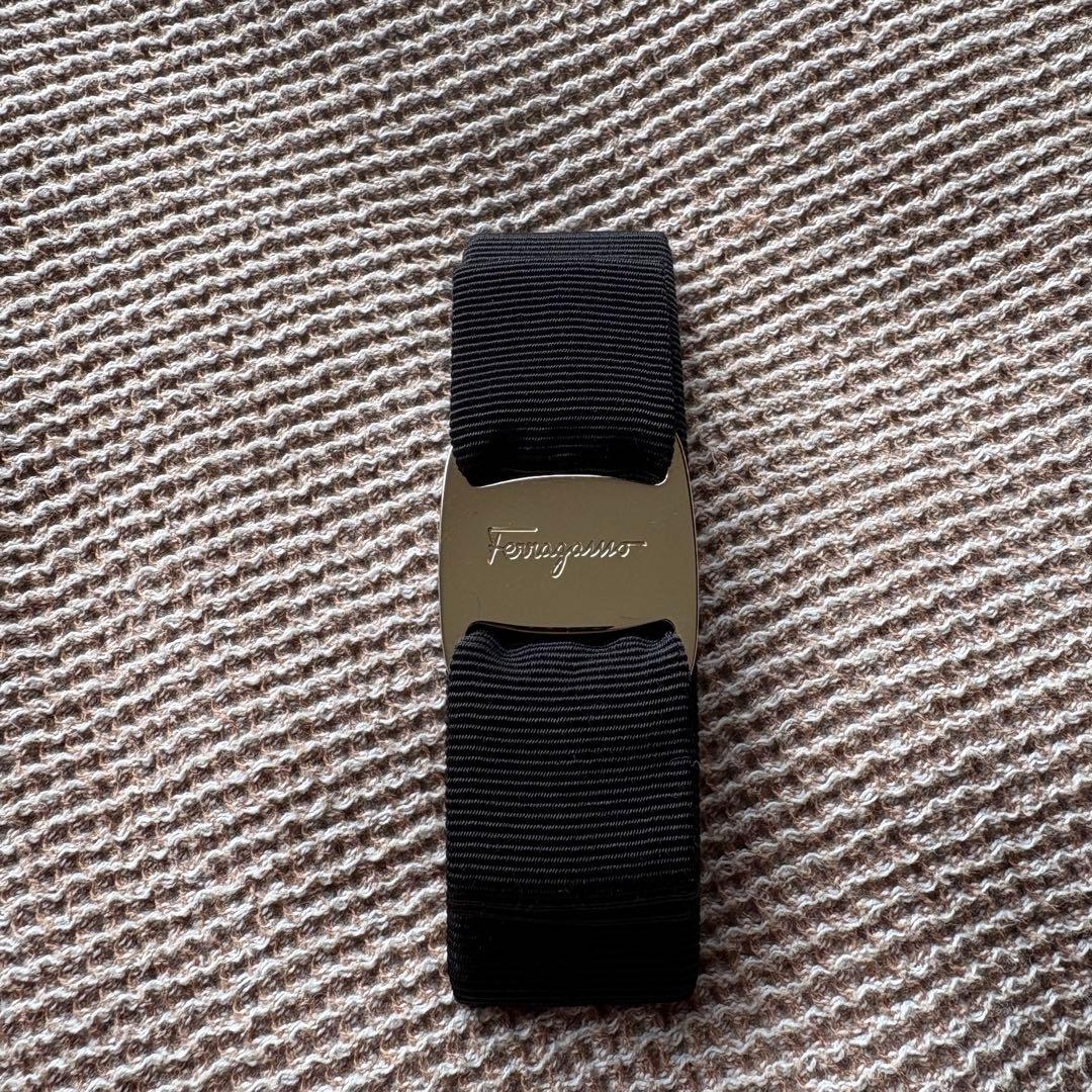 サルヴァトーレフェラガモ　ヴァラリボン　バレッタ　ブラック